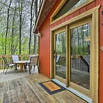 Pocono Cabin With Fire Pit, Walk To Lake And Beach!