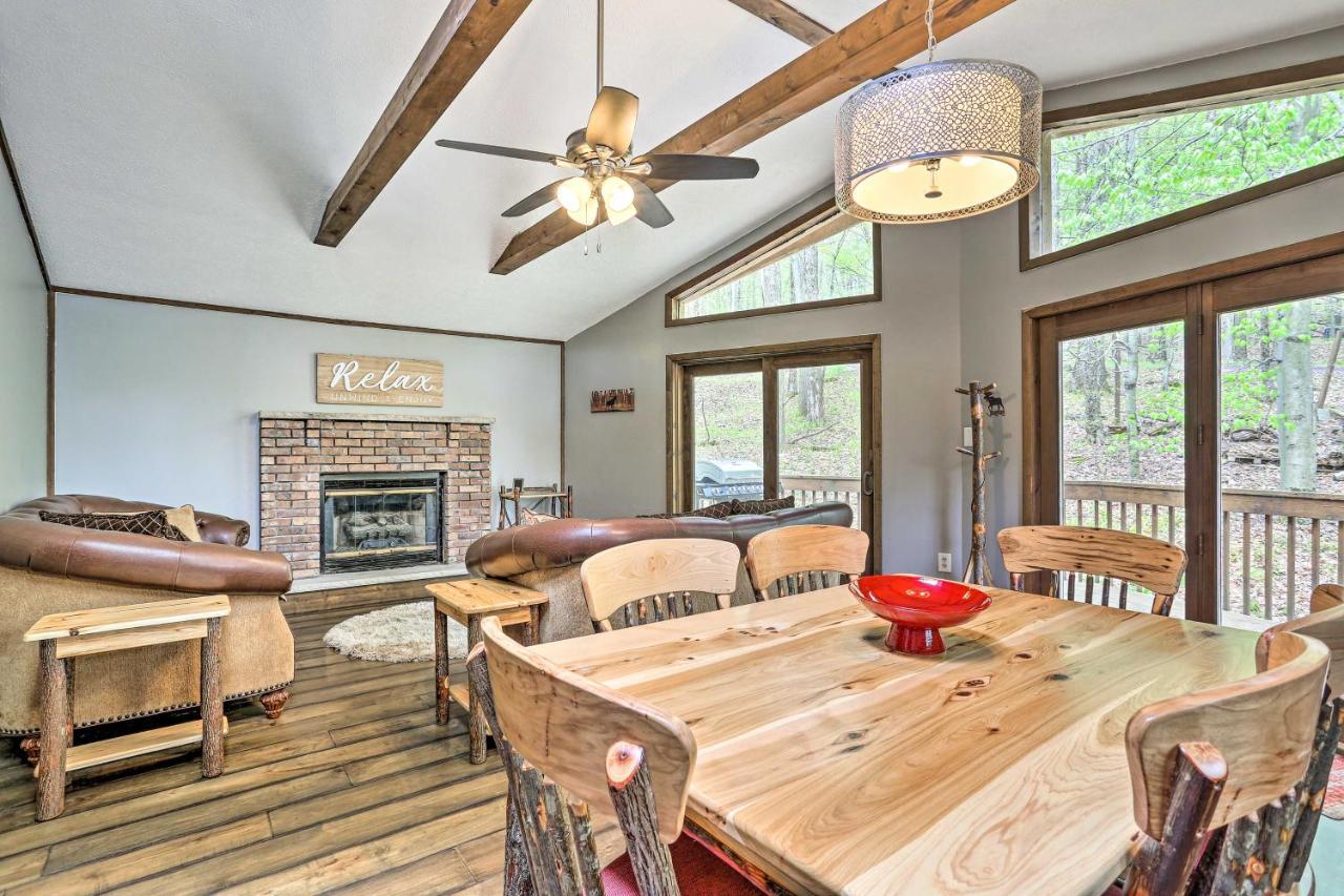 Pocono With Fire Pit, Walk To And Beach! Holiday home Pocono Lake