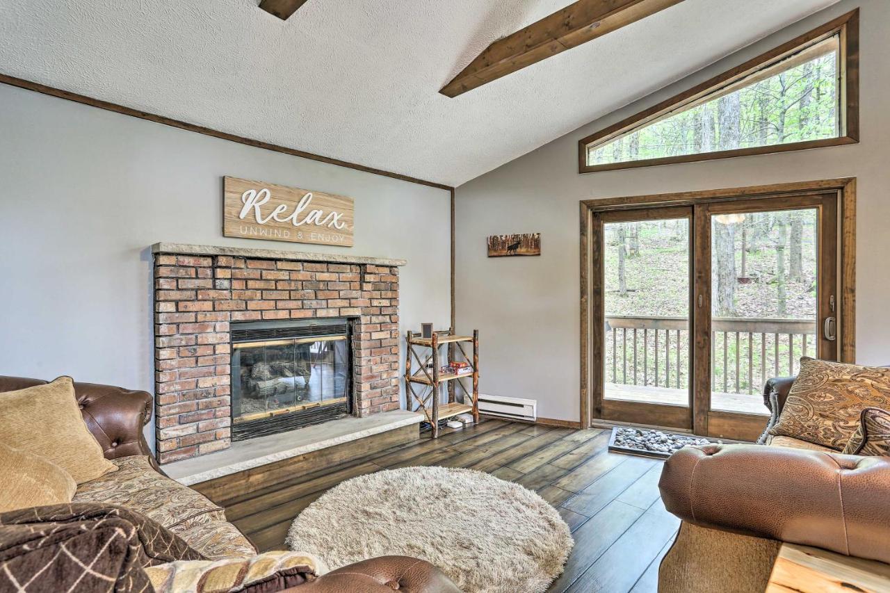 Pocono With Fire Pit, Walk To And Beach! Holiday home *