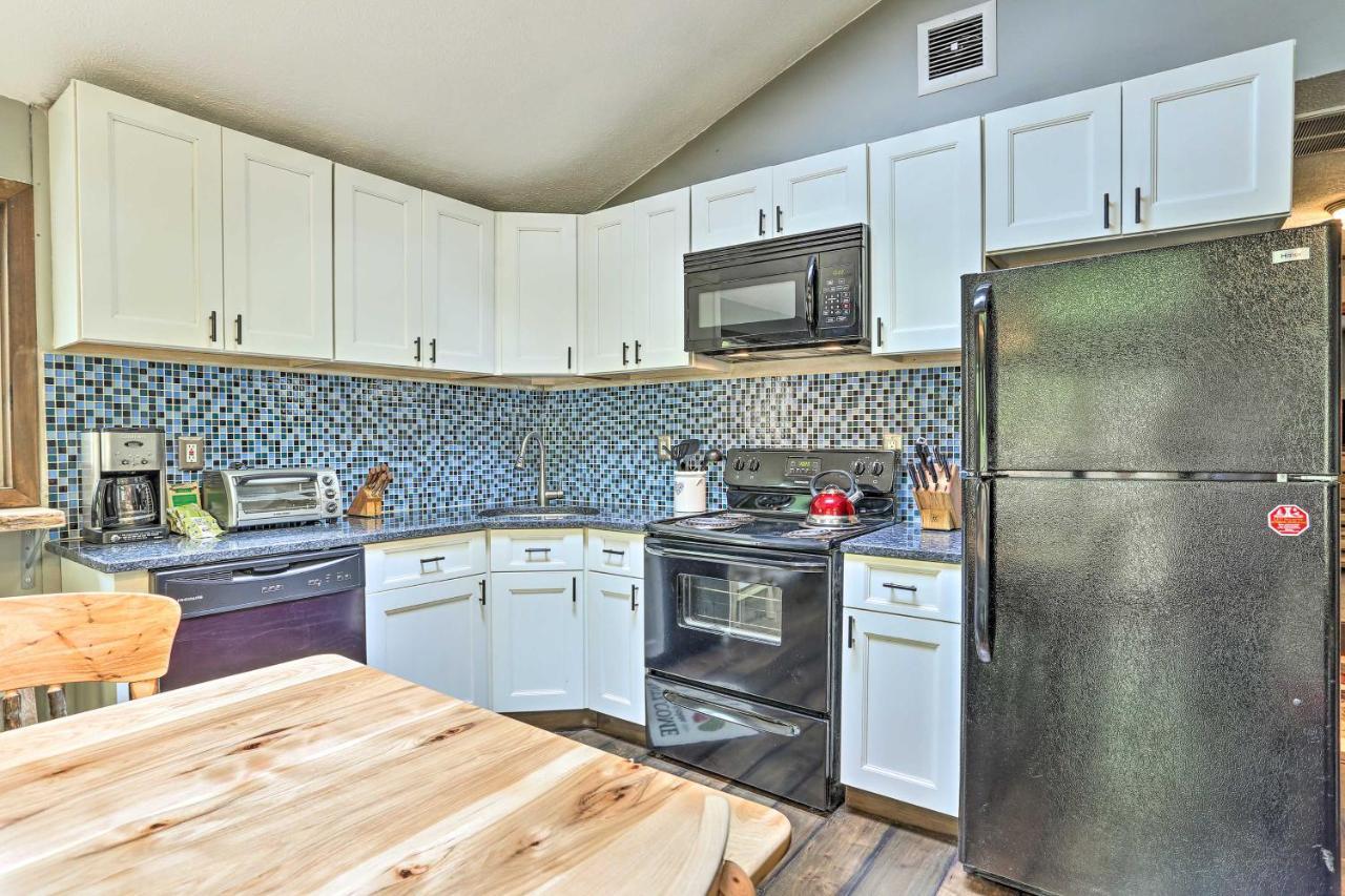 Pocono With Fire Pit, Walk To And Beach! Holiday home