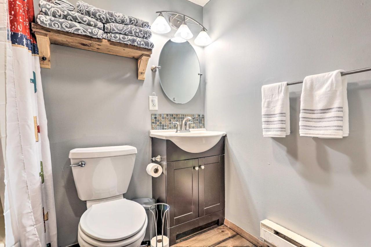 Pocono With Fire Pit, Walk To And Beach! Holiday home