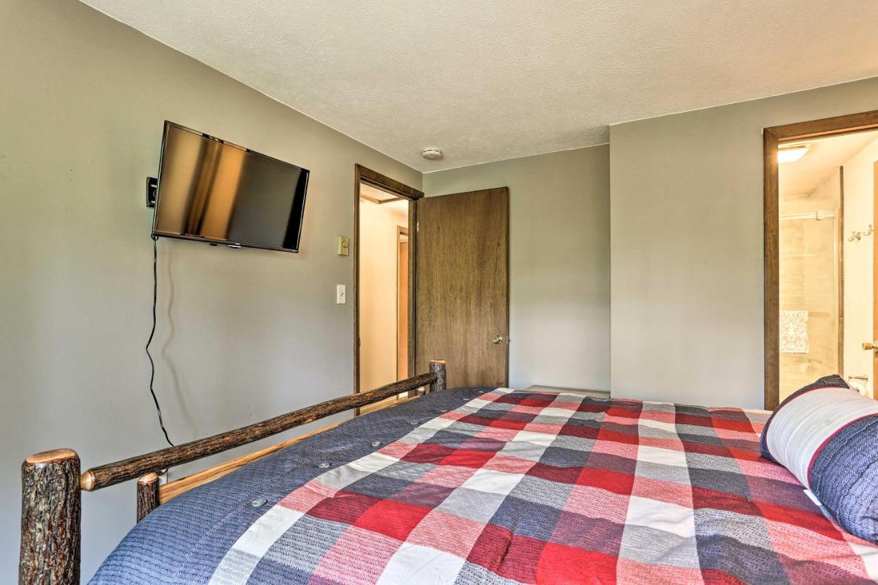 Pocono With Fire Pit, Walk To And Beach! Holiday home Pocono Lake