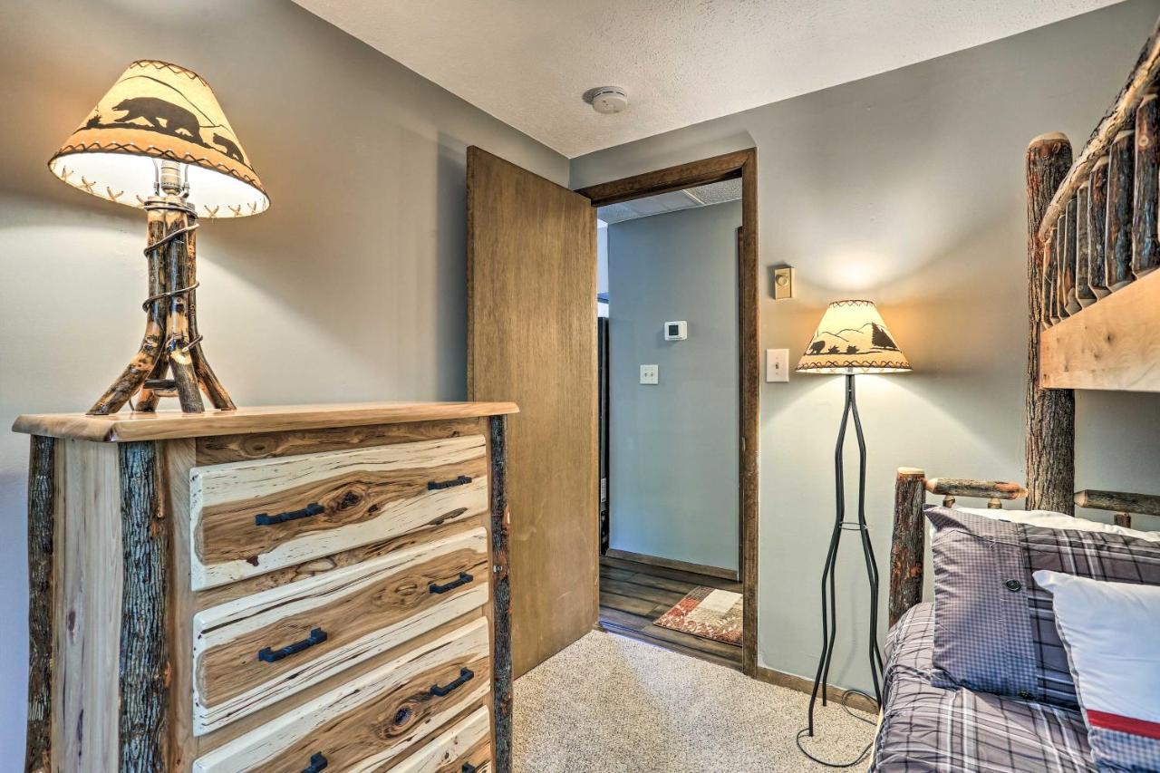 Pocono With Fire Pit, Walk To And Beach! Holiday home