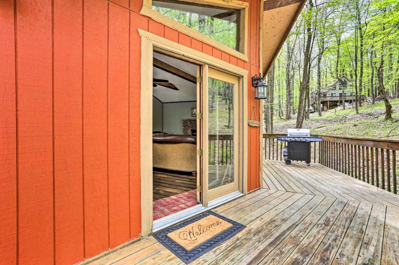 Pocono With Fire Pit, Walk To And Beach! Holiday home