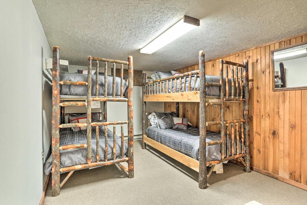 Pocono With Fire Pit, Walk To And Beach! Pocono Lake