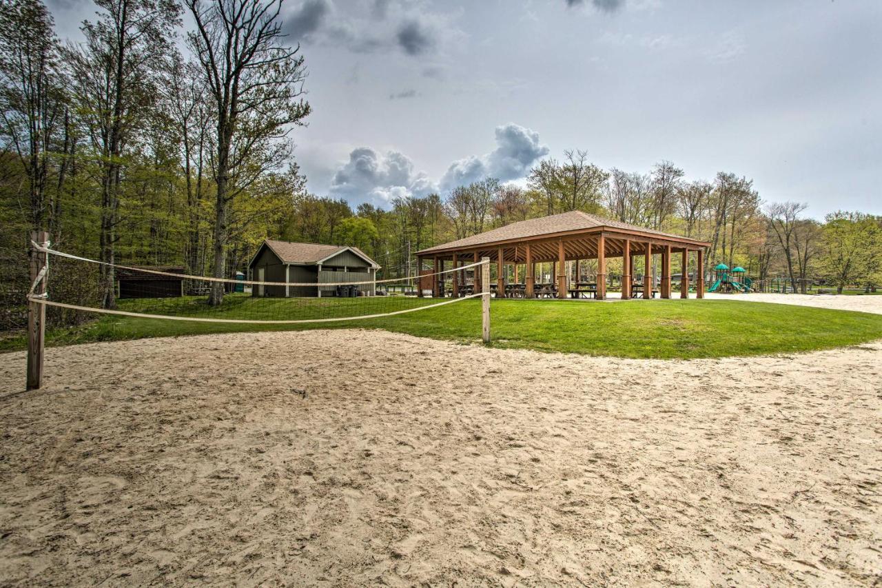 Pocono With Fire Pit, Walk To And Beach! Holiday home *