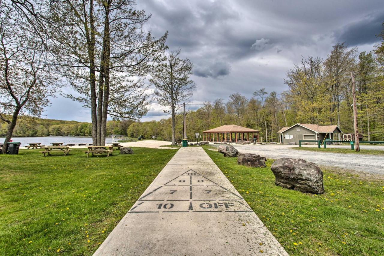 Pocono With Fire Pit, Walk To And Beach! Pocono Lake