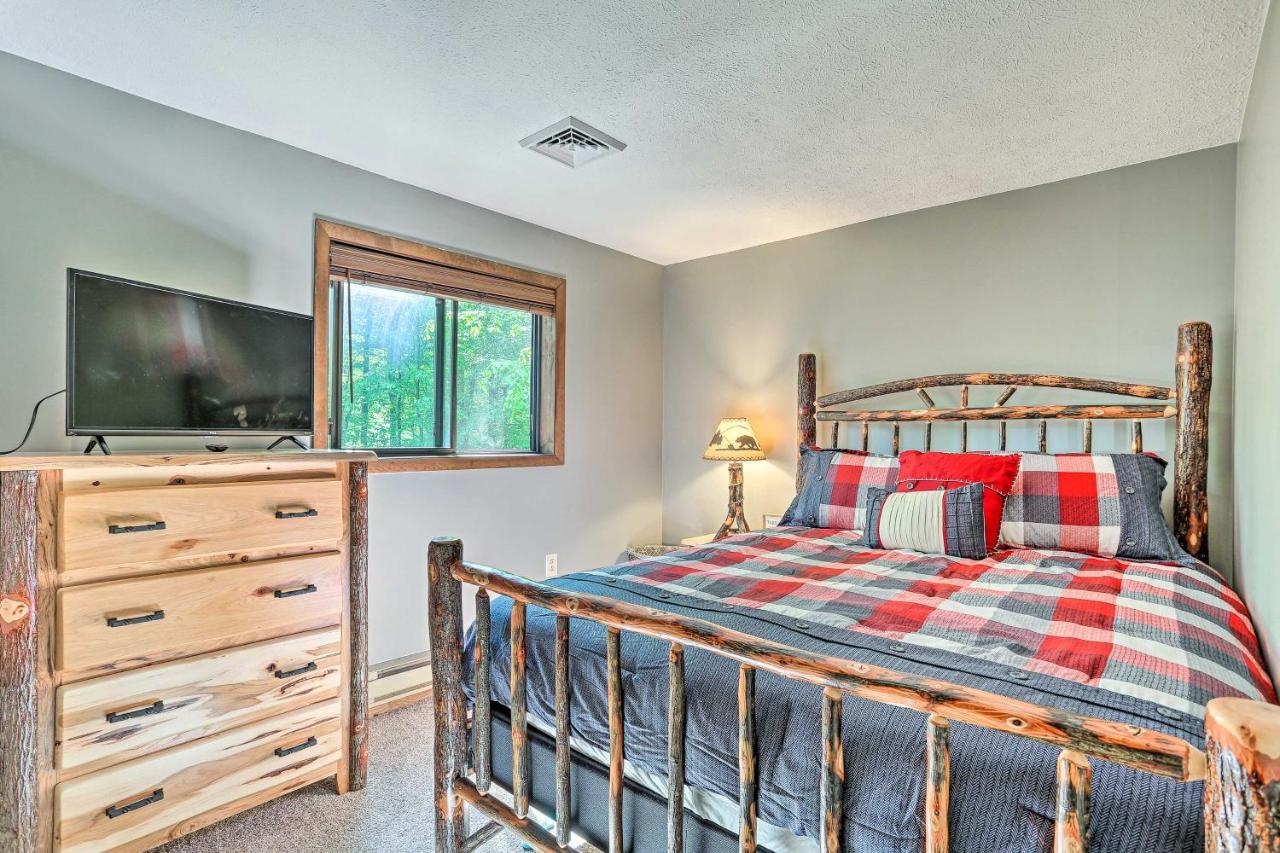 Pocono With Fire Pit, Walk To And Beach! * Pocono Lake