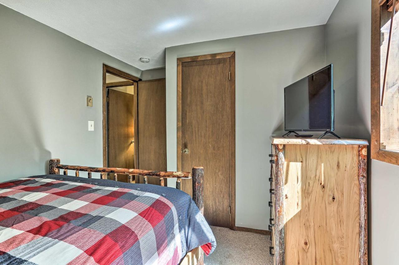 Pocono With Fire Pit, Walk To And Beach! Holiday home Pocono Lake